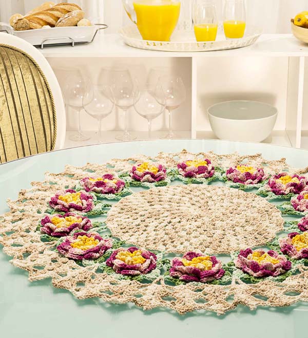 Centro de mesa redondo com flores dálias - Cisne Multiarte