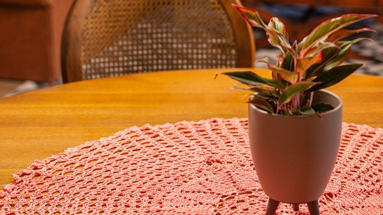 Receita Toalha de Mesa Cupido de Crochê com a Linha Liza Grossa