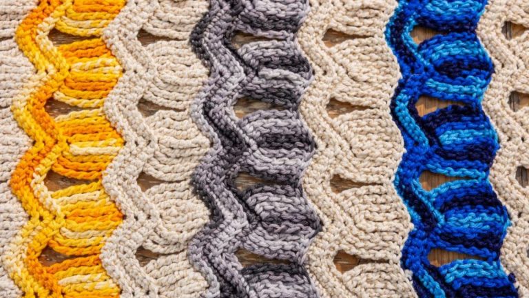 Receita Caminho de Mesa com Ondas Coloridas de Crochê com o Barbante Barroco