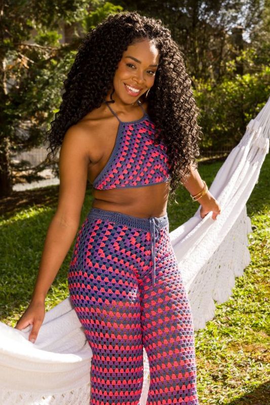 Conjunto Amora de crochê com Linha Charme Círculo — top cropped e calça de perna larga com ponto fantasia geométrico