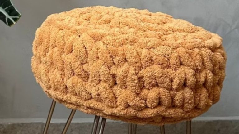 Receita Capa de Banqueta de Crochê com o Fio Hug