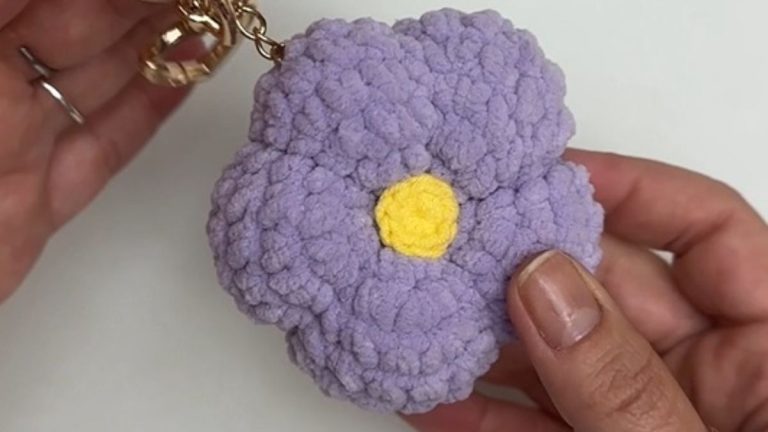Receita Chaveiro Flor de Crochê com o Fio Amigurumi Chenille