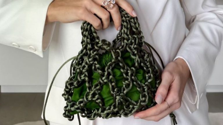 Receita Bolsa Jade de Crochê com o Cordão de Cetim Rabo de Rato