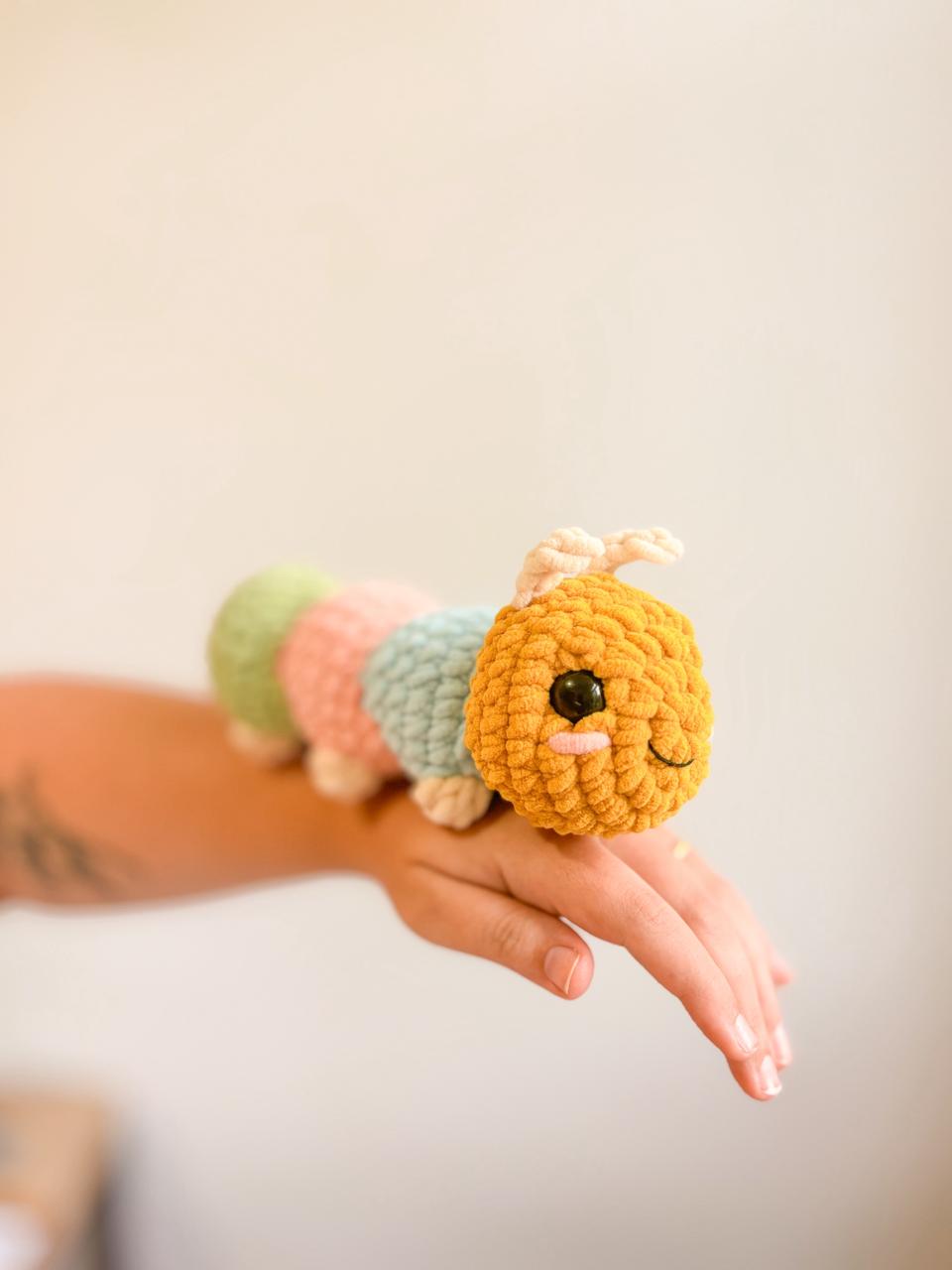Lagarta Aquarela Amigurumi de Crochê com Fio Amigurumi Chenille Círculo nas cores Mostarda, Azul Candy, Penélope e Eco