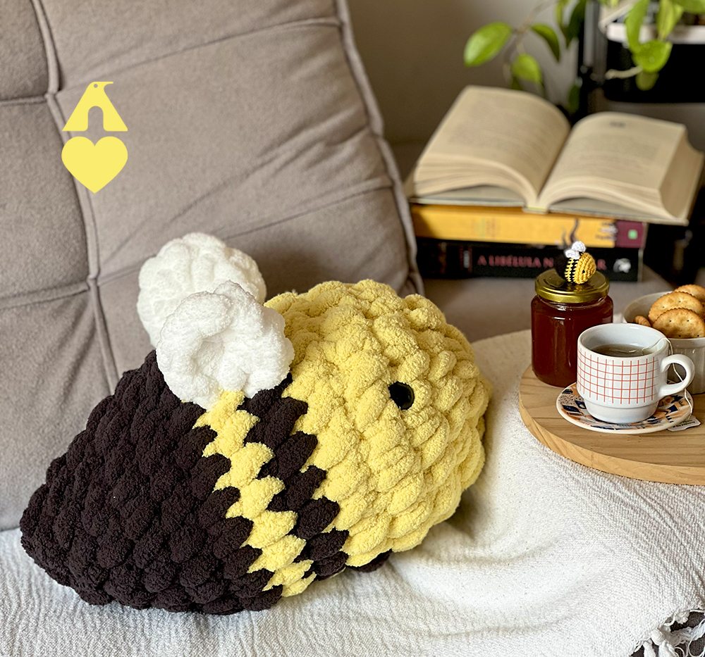 Abelha Giga Maxi Amigurumi de crochê feita com Fio Giga Pingouin nas cores amarelo, preto e branco