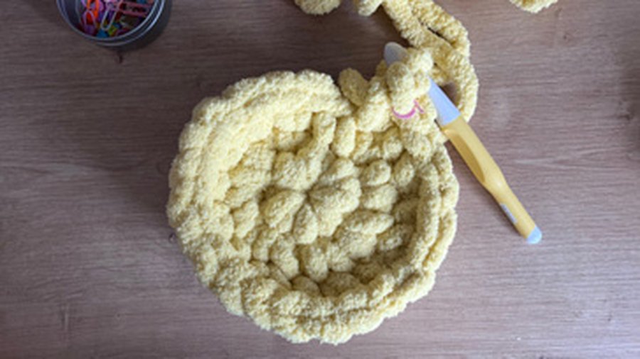 Corpo da Abelha Giga em progresso: disco amarelo com agulha de crochê 20mm
