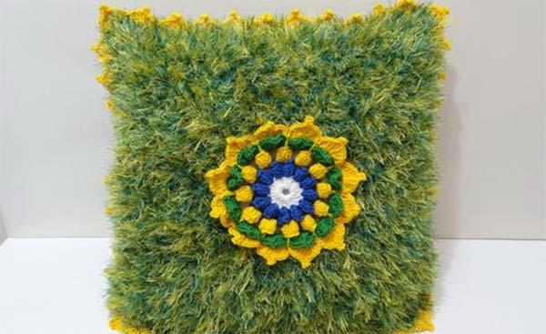 Almofada Brasil de Crochê com flores nas cores verde, amarelo e azul