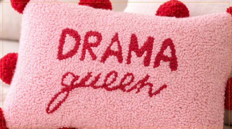 Almofada Drama Queen em Punch Needle com Lã Paratapet — detalhe da escrita em vermelho sobre fundo rosa com pompons