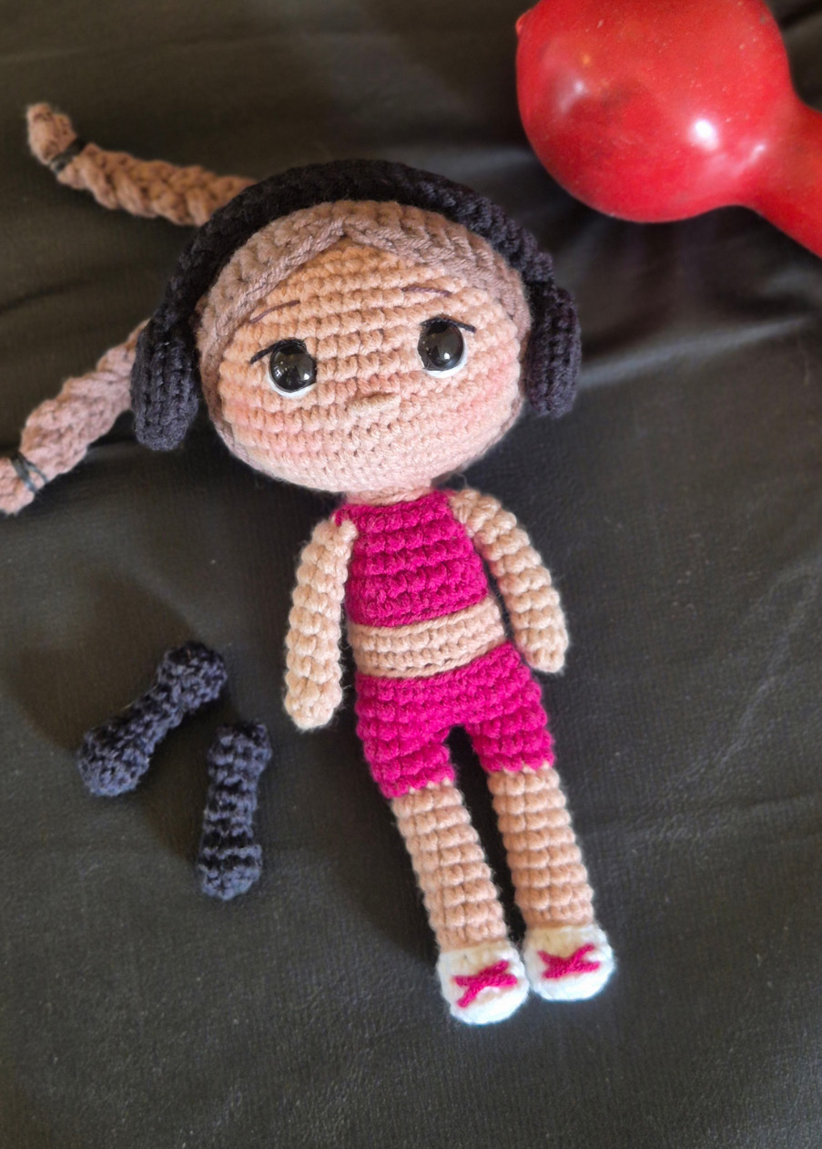 Boneca amigurumi Fitness Maromba desmontada mostrando todas as peças