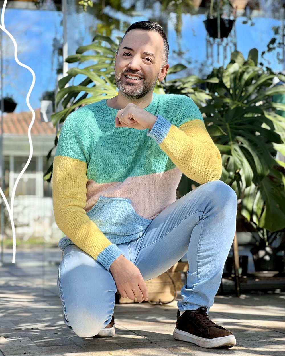 Modelo sentado com Blusa Canguru Topdown Bocaina Pingouin — vista frontal completa