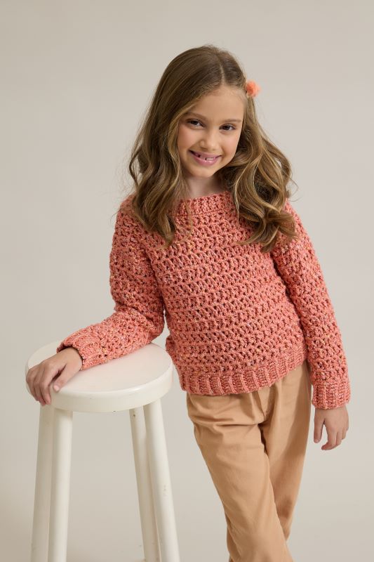 Blusa Damasco de Crochê com Fio Confete Baby Círculo — menina usando blusa salmão