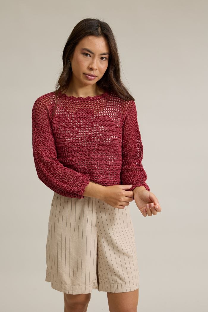 Blusa Escarlete de crochê em fio marsala, com detalhe de bordado floral em filé no corpo