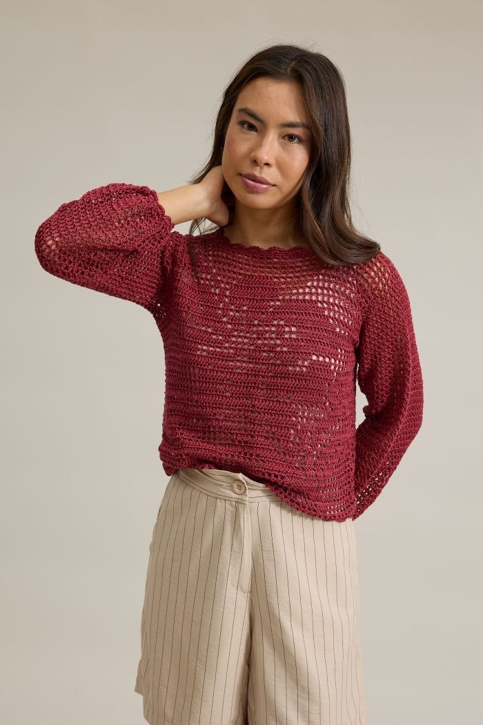 Vista frontal completa da Blusa Escarlete de crochê com Linha Queen na cor Marsala