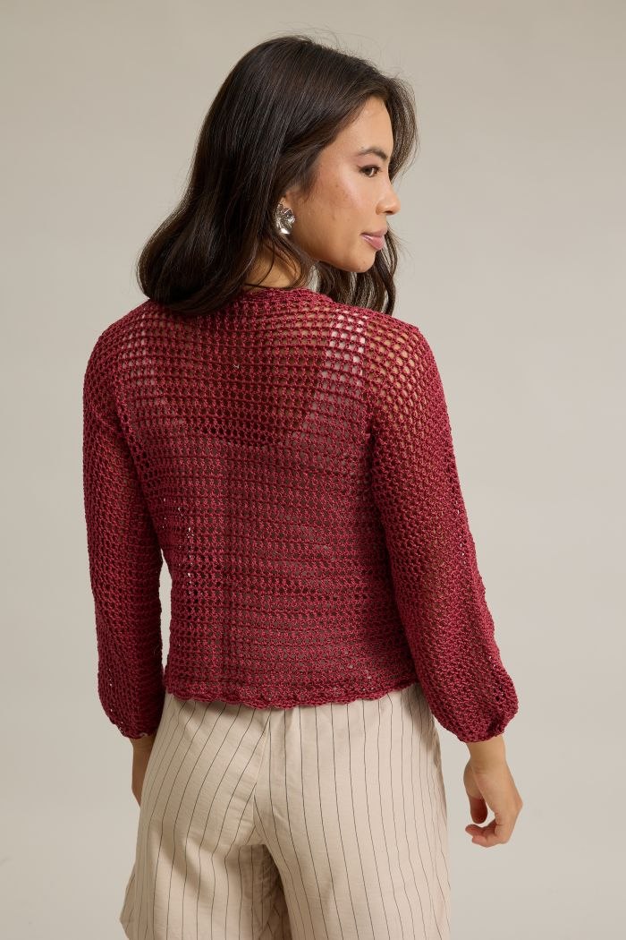 Vista lateral e detalhe das mangas da Blusa Escarlete de crochê em Linha Queen Marsala