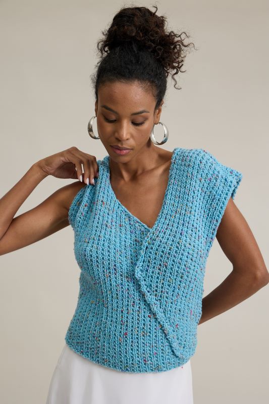 Blusa Twist de Tricô com Fio Confete Círculo cor Netuno vista frontal mostrando detalhe twist no ombro