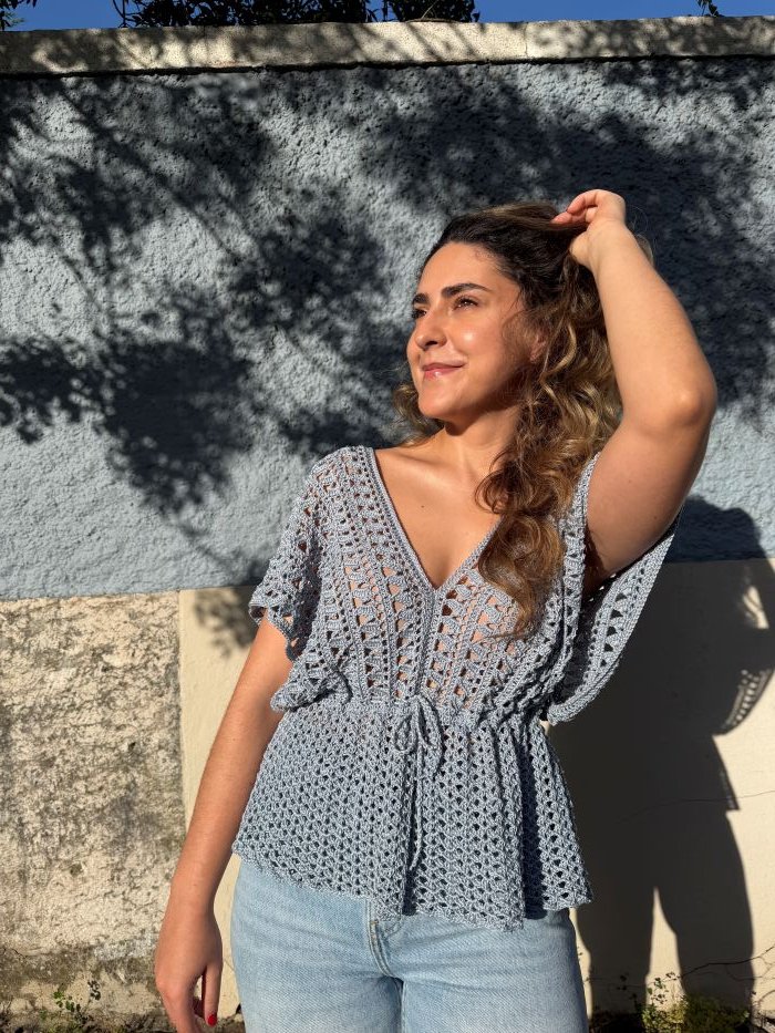 Blusa Concha de Crochê com Linha Queen Duplo azul-rei – modelo ao ar livre