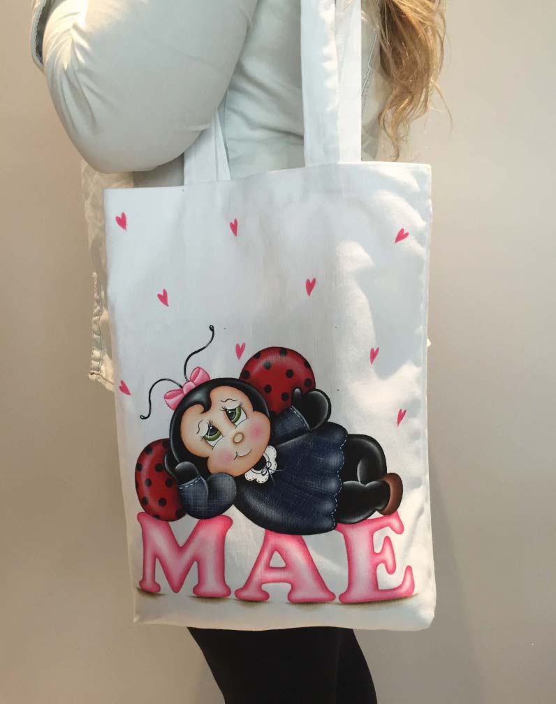 Bolsa Dia das Mães finalizada com joaninha em pintura em tecido Acrilex