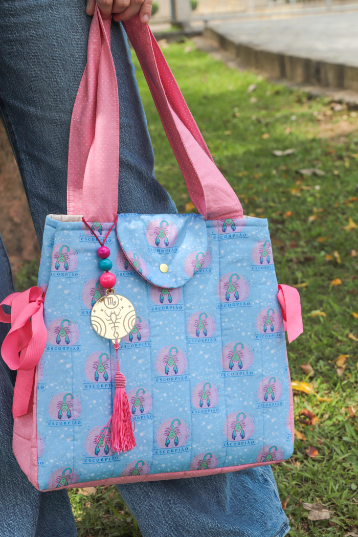 Bolsa Signo Escorpião frente completa com laços de gorgurão e chaveiro do signo