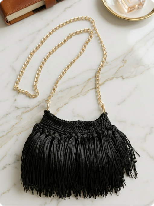 Bolsa com Franjas de Crochê com Fio Cisne Moderno — vista completa sobre mármore branco