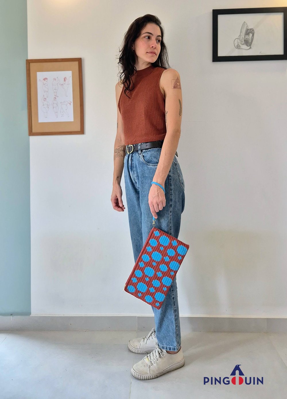 Bolsa Lunares de crochê usada como clutch com alça de poliéster e look casual