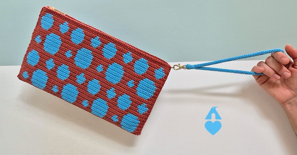 Bolsa Lunares de crochê em fio conduzido vista deitada mostrando o padrão completo