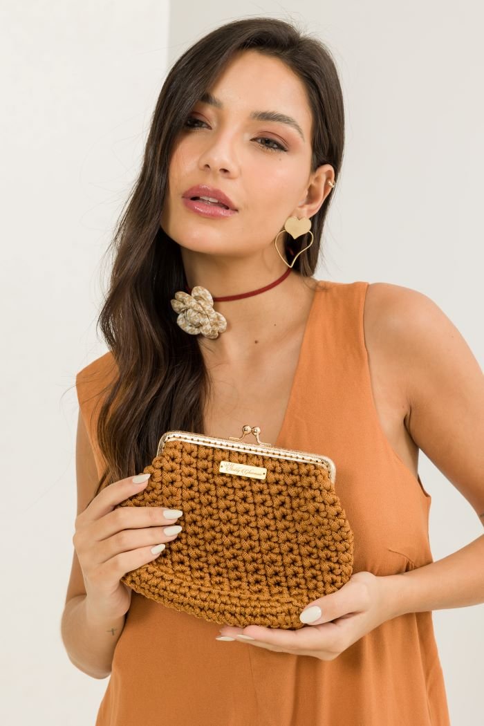 Bolsa Nozes de Crochê com Fio Náutico Círculo – clutch caramelo com fecho vintage dourado