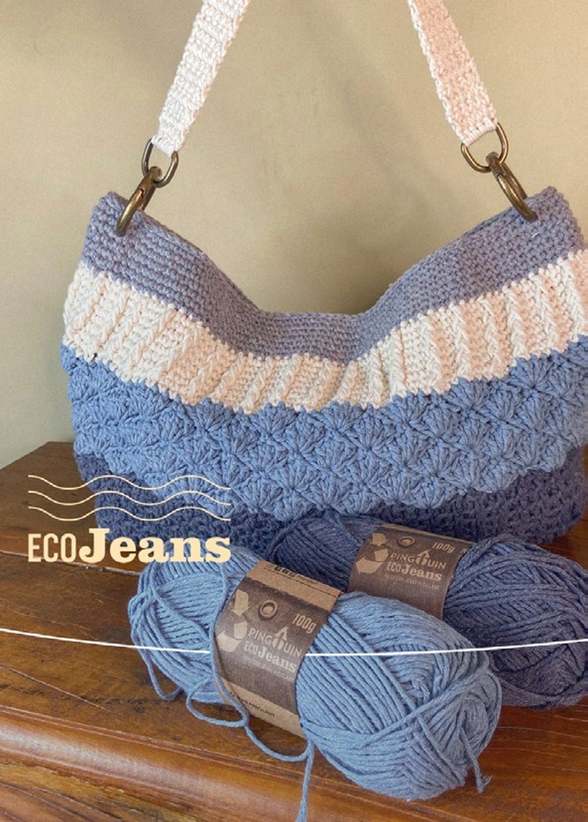 Bolsa Sabrina de Crochê finalizada com Fio EcoJeans Pingouin ao lado de novelos