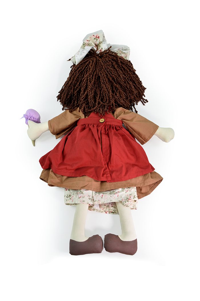 Boneca Maria de pano vista de costas – detalhe do cabelo em fio Açucena, laço floral e jardineira vermelha com alça cruzada