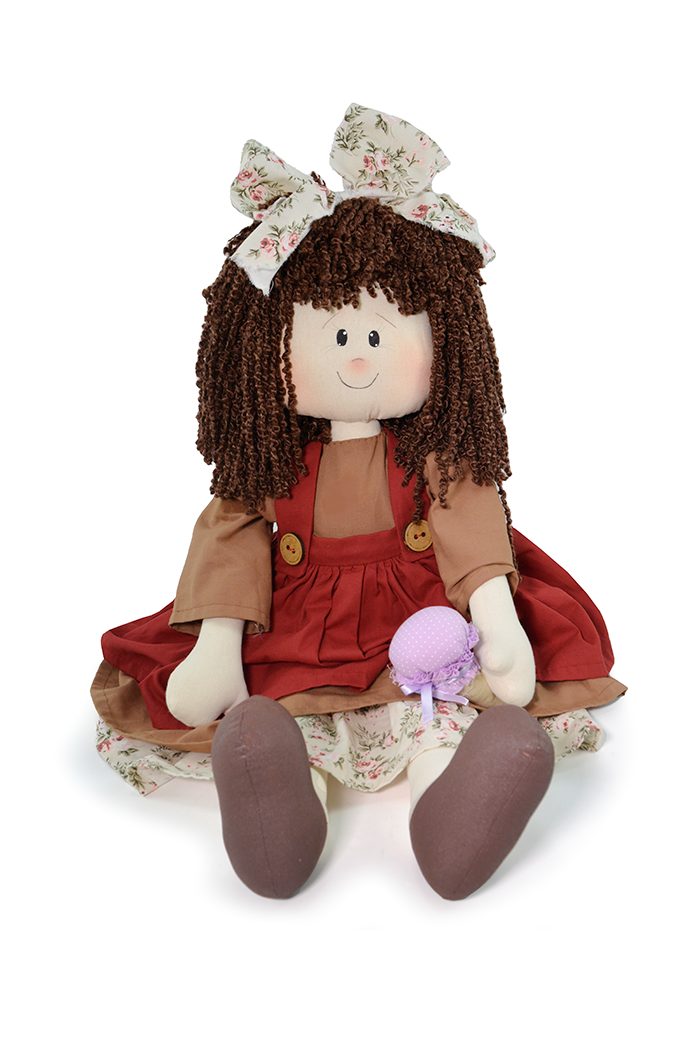Boneca Maria de pano sentada de frente com sorvete na mão – vestido vermelho, jardineira e sapatos marrons