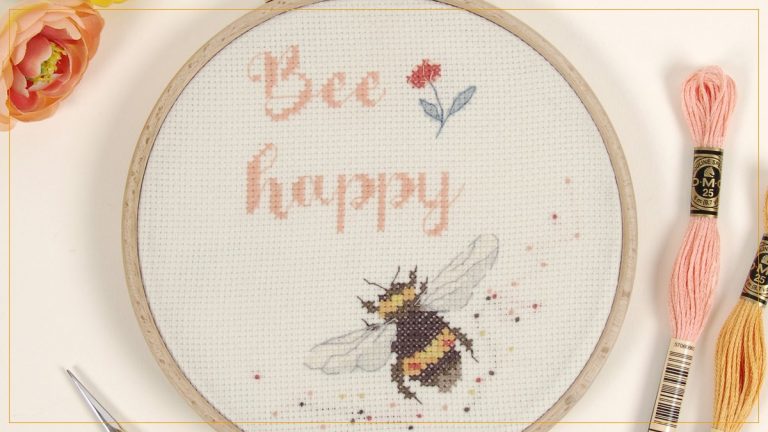 Bordado Abelhas Bee Happy em Ponto Cruz com Linha DMC – Receita com Gráfico