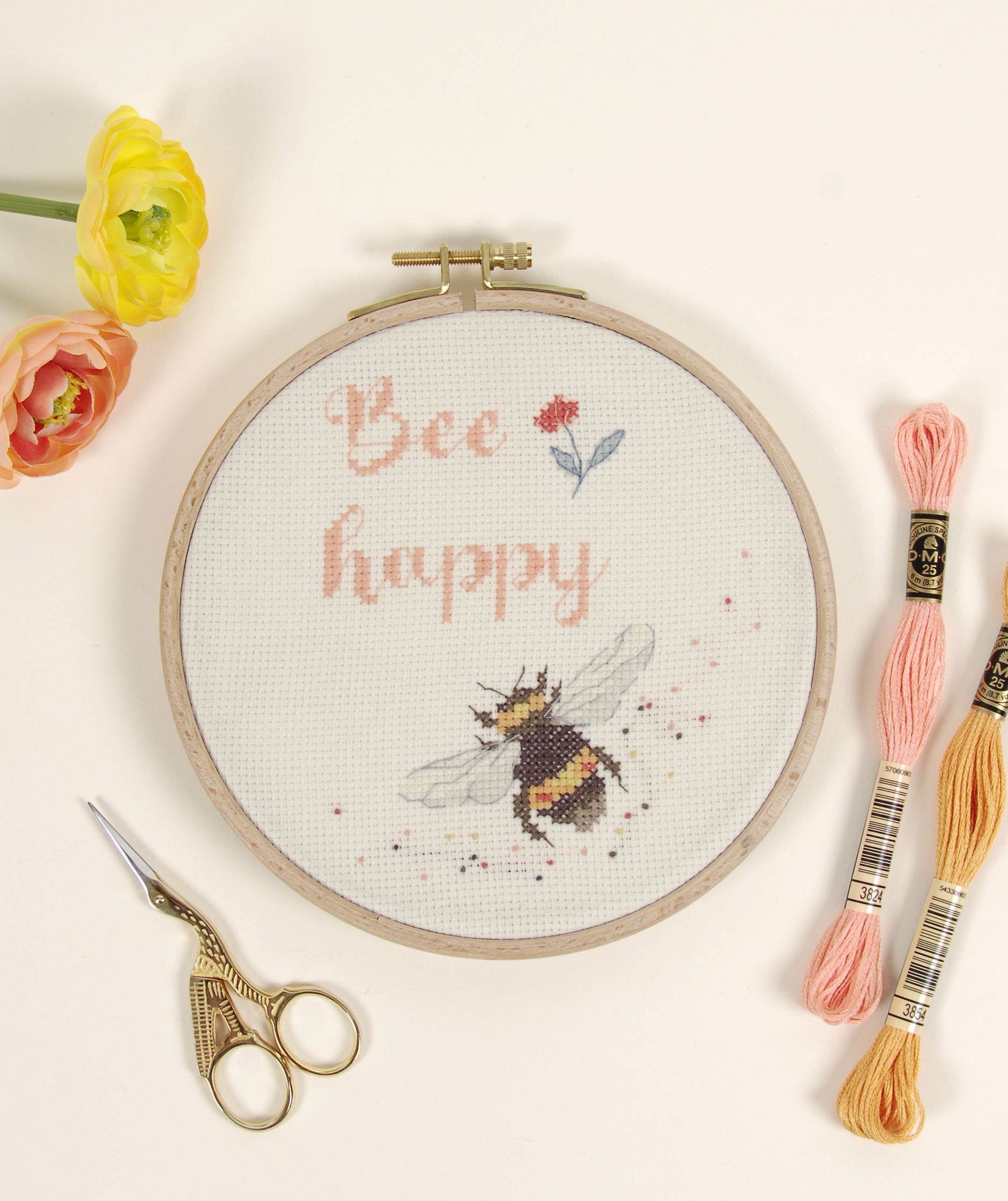 Bordado Abelhas Bee Happy em ponto cruz com Linha DMC Mouliné sobre tecido Aida, em bastidor de madeira