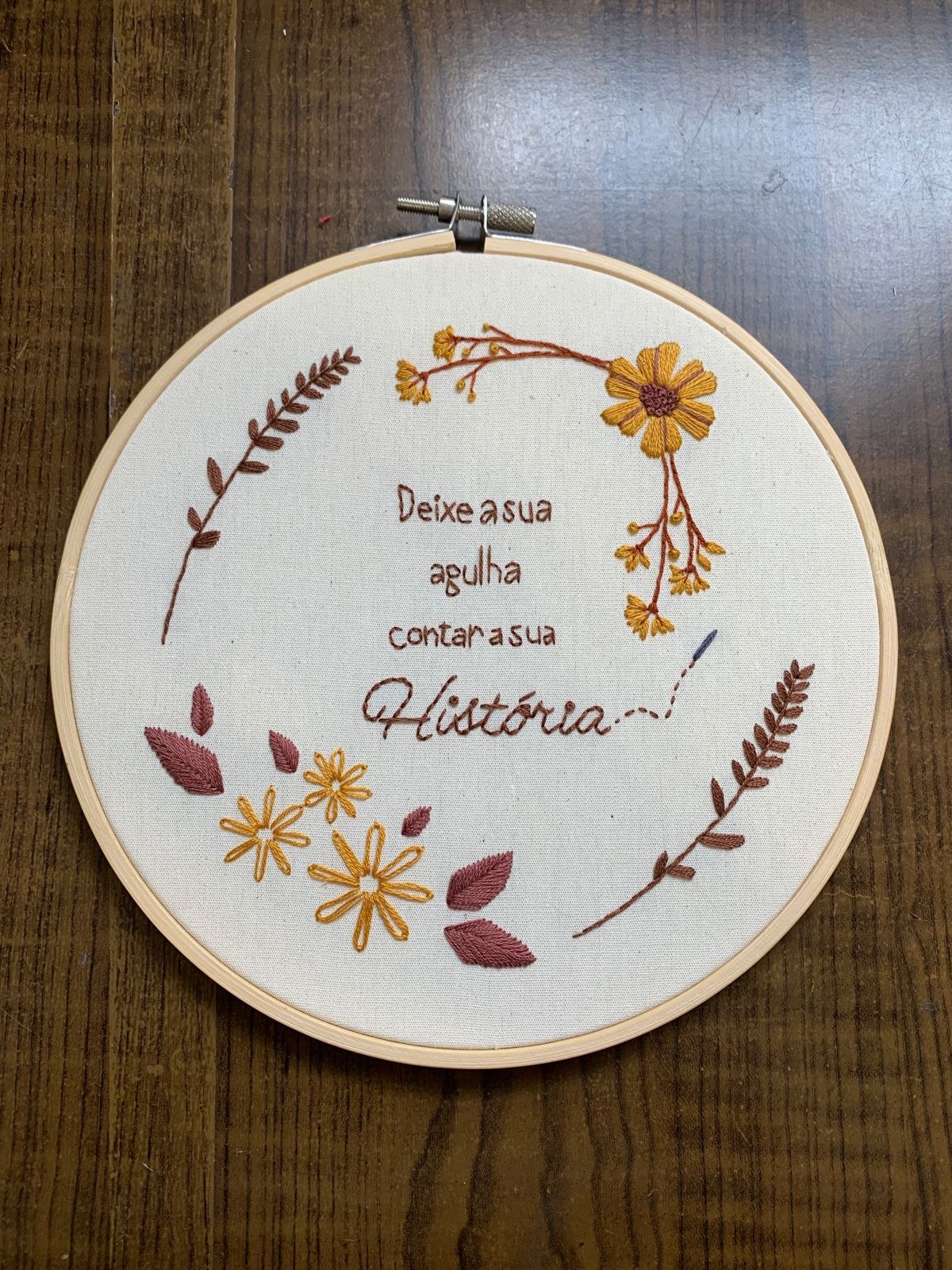 Bastidor de bordado livre com flores e frase 'Deixe a sua agulha contar a sua história' em Maxi Mouliné Círculo