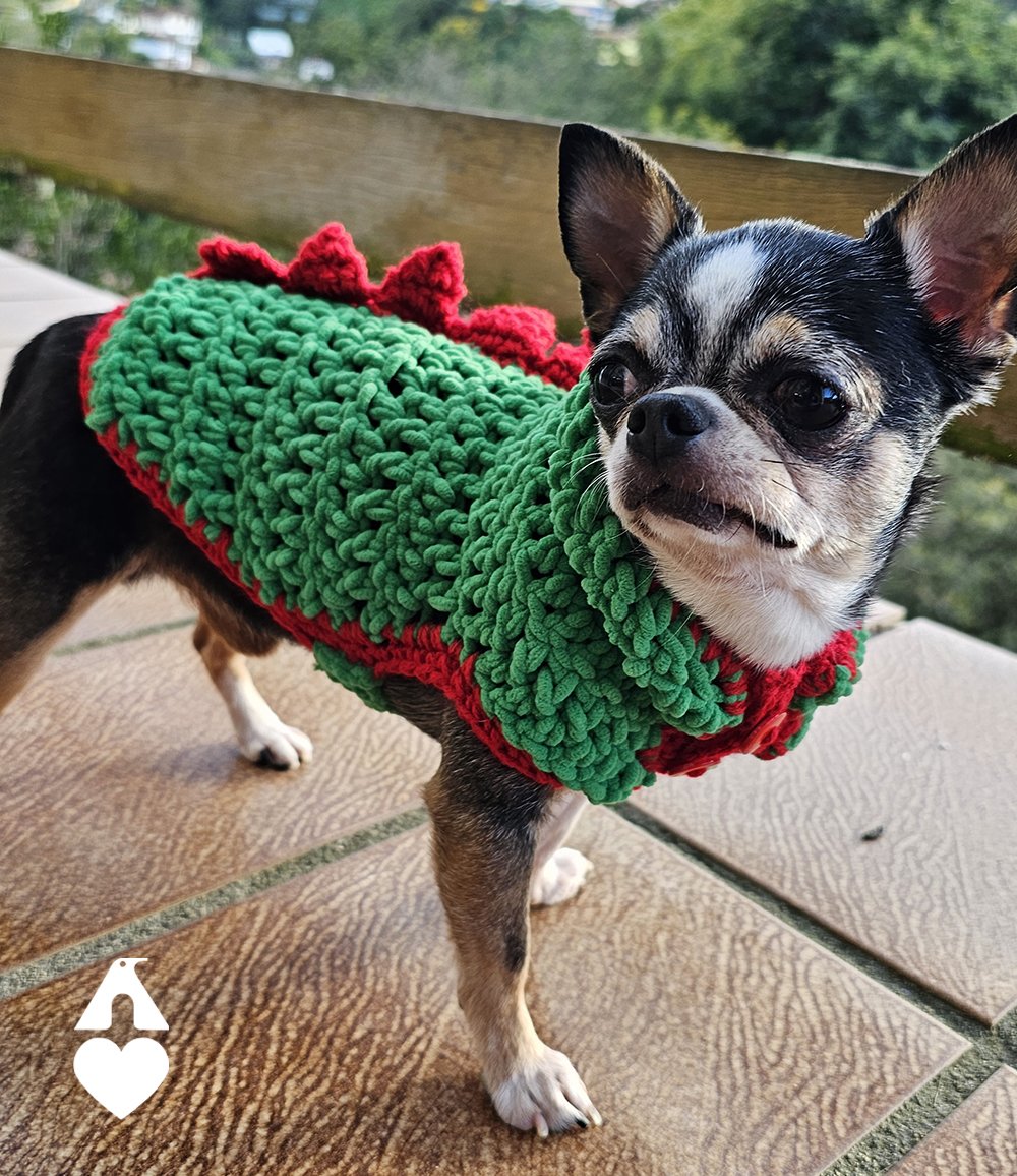 Capinha Pet Dino de crochê mostrando as escamas de dinossauro nas costas