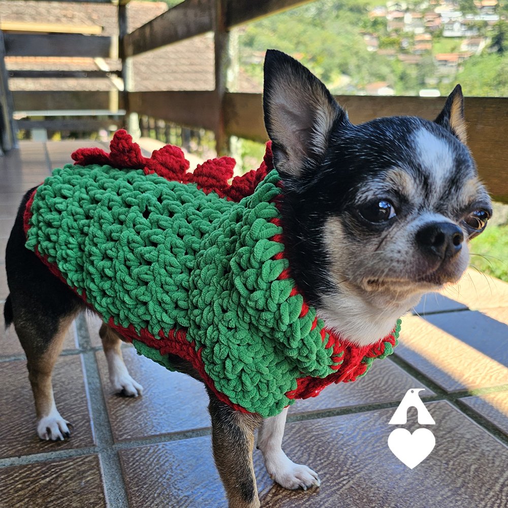 Capinha Pet Dino de crochê com Fio Vellut Amigurumi vista frontal em cachorro chihuahua