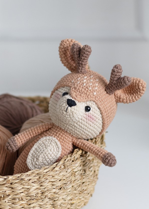 Cedrico, o Cervo amigurumi de crochê em cesta com fios Balloon Amigo
