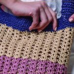 Chapéu e Bolsa Azur de Crochê com Fio DMC Eco Vita Raffia — close-up da bolsa em ponto rendado tricolor