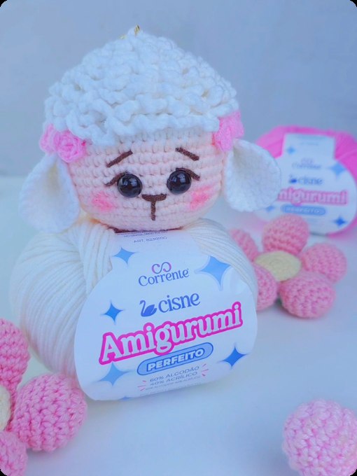 Chaveiro de Ovelhinha Amigurumi de Crochê com Fio Cisne Amigurumi Perfeito — resultado final com novelo branco