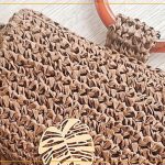 Clutch de crochê feita com Fio de Papel New Raffia Linhas Corrente — textura natural com franja e alça de resina