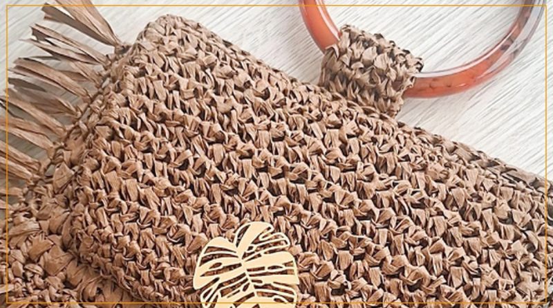 Clutch de crochê feita com Fio de Papel New Raffia Linhas Corrente — textura natural com franja e alça de resina