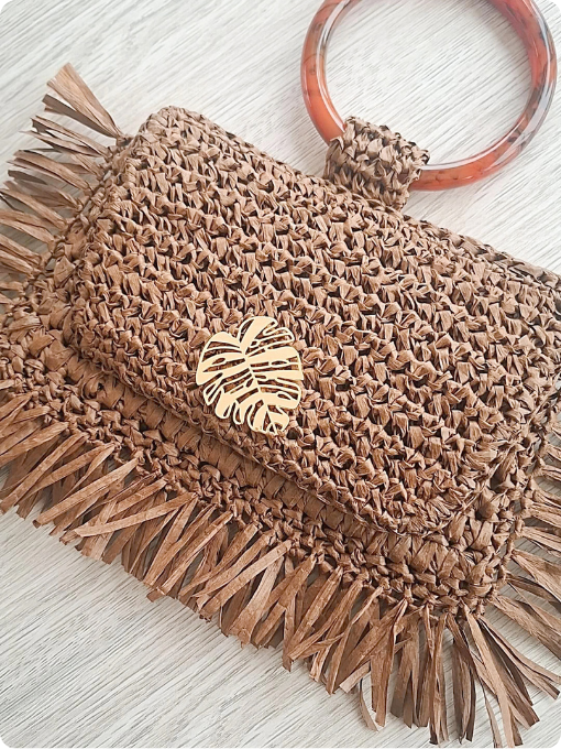 Clutch de crochê com Fio de Papel New Raffia Linhas Corrente finalizada com franja e alça de resina