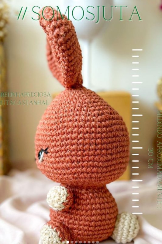Coelha de Juta amigurumi de crochê com Fio Tapajós Círculo vista lateral medindo 30 cm