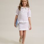 Conjunto Malva de crochê para meninas — saia e blusa cor malva com detalhes brancos