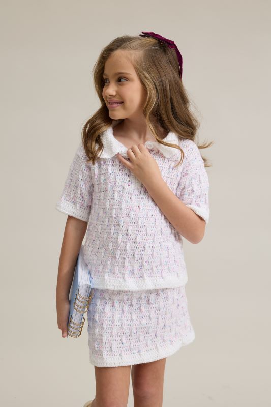 Detalhe da blusa do Conjunto Malva de crochê com ponto fantasia e detalhes brancos
