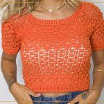 Cropped Oriente de crochê laranja com Fio Verano Círculo — modelo vestindo cropped com mangas curtas