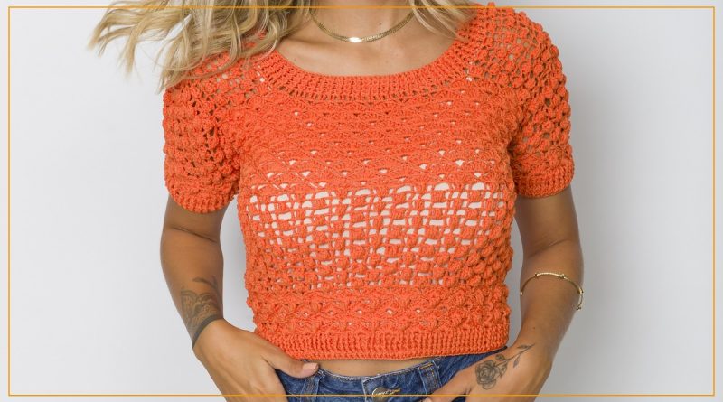 Cropped Oriente de crochê laranja com Fio Verano Círculo — modelo vestindo cropped com mangas curtas