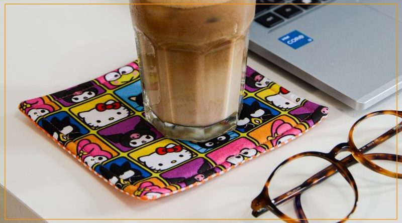 Descanso de copo de costura com Tecido Hello Kitty and Friends Círculo sobre mesa branca com copo de café