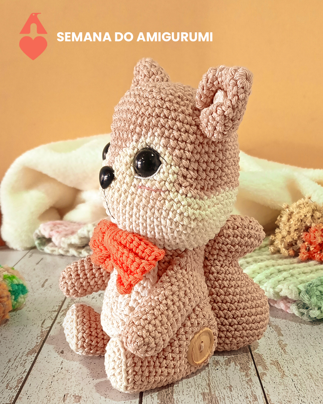 Amigurumi Enrico o Esquilo em crochê com Linha Bella Amigurumi Pingouin, sentado com gravata borboleta laranja