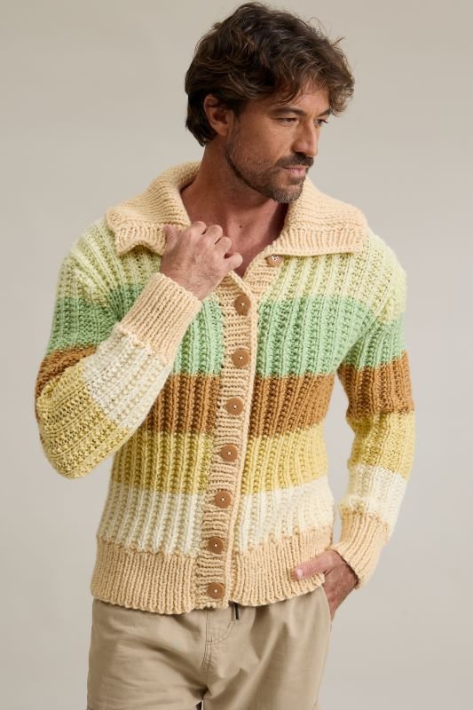 Jaqueta Madagascar de tricô com Fio Magic Pull Círculo — modelo masculino frontal, ponto fantasia com botões bege