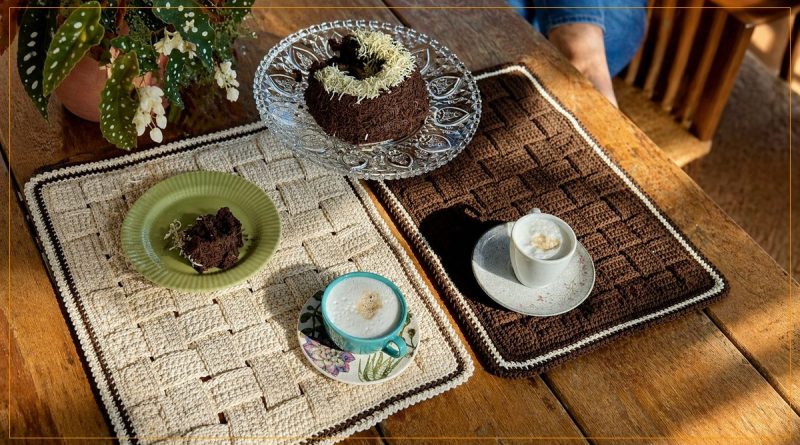 Jogo Americano Entre Tramas de crochê com Linha Bella Arte sobre mesa com café e bolo