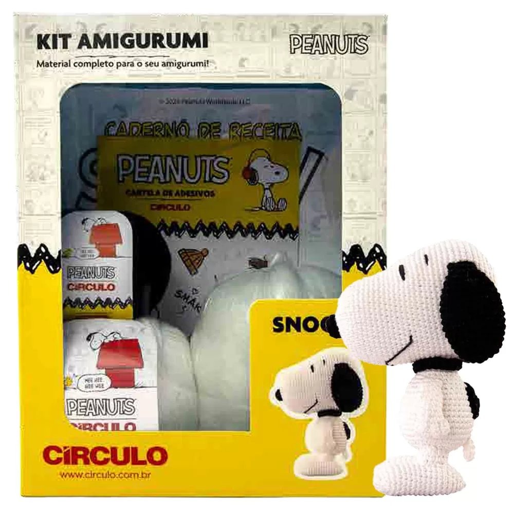 Kit Amigurumi Peanuts Snoopy da Círculo: caixa oficial com o amigurumi do beagle pronto ao lado